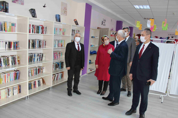 Akdeniz mesleki ve teknik anadolu lisesi'nde  Kütüphane ve ingilizce sosyal alanı açıldı