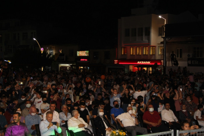 A&ccedil;ık hava konserinde Bucak H&uuml;seyin Kağıt ile coştu