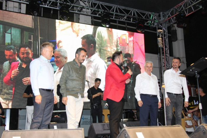 A&ccedil;ık hava konserinde Bucak H&uuml;seyin Kağıt ile coştu