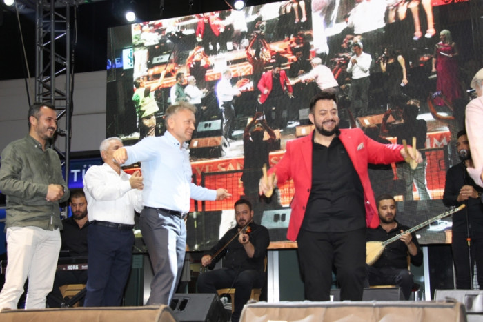 A&ccedil;ık hava konserinde Bucak H&uuml;seyin Kağıt ile coştu