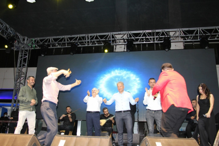 A&ccedil;ık hava konserinde Bucak H&uuml;seyin Kağıt ile coştu