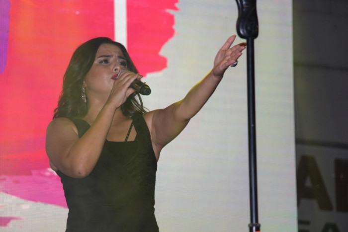 A&ccedil;ık hava konserinde Bucak H&uuml;seyin Kağıt ile coştu