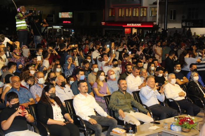 A&ccedil;ık hava konserinde Bucak H&uuml;seyin Kağıt ile coştu