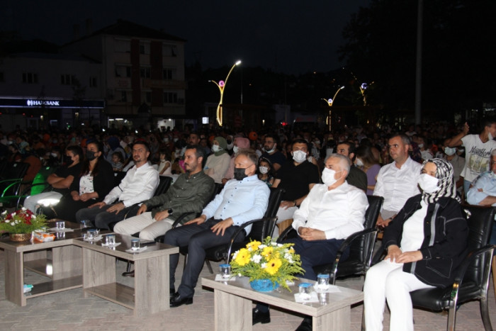 A&ccedil;ık hava konserinde Bucak H&uuml;seyin Kağıt ile coştu