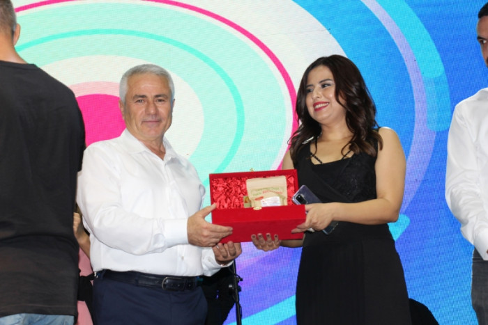 A&ccedil;ık hava konserinde Bucak H&uuml;seyin Kağıt ile coştu