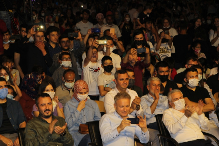 A&ccedil;ık hava konserinde Bucak H&uuml;seyin Kağıt ile coştu