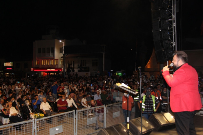 A&ccedil;ık hava konserinde Bucak H&uuml;seyin Kağıt ile coştu