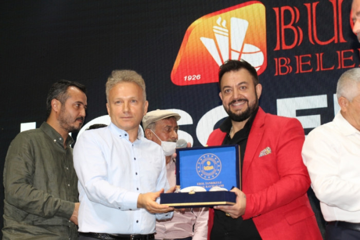 A&ccedil;ık hava konserinde Bucak H&uuml;seyin Kağıt ile coştu