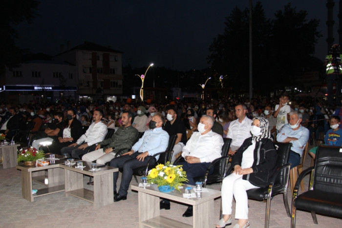 A&ccedil;ık hava konserinde Bucak H&uuml;seyin Kağıt ile coştu
