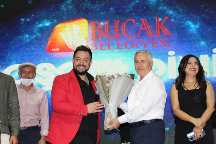 A&ccedil;ık hava konserinde Bucak H&uuml;seyin Kağıt ile coştu