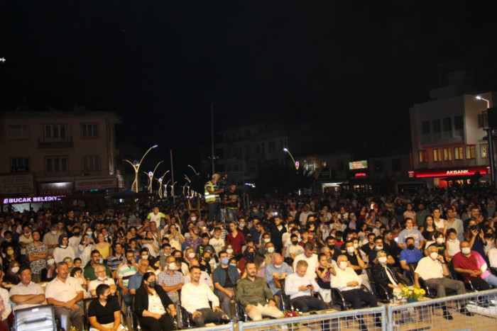 A&ccedil;ık hava konserinde Bucak H&uuml;seyin Kağıt ile coştu