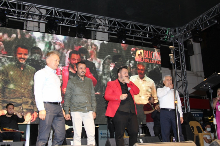 A&ccedil;ık hava konserinde Bucak H&uuml;seyin Kağıt ile coştu