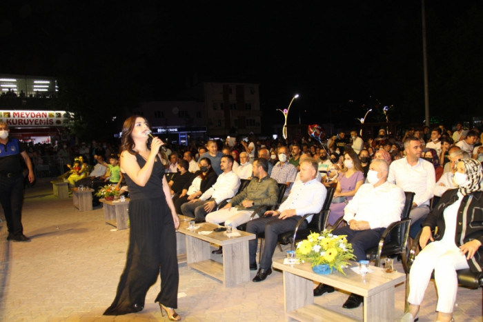 A&ccedil;ık hava konserinde Bucak H&uuml;seyin Kağıt ile coştu