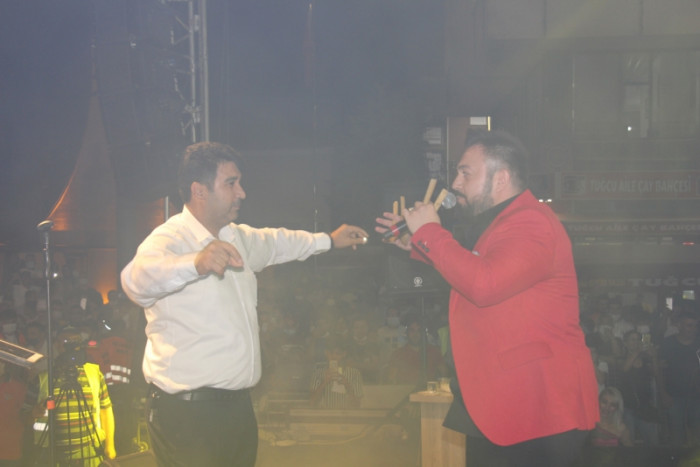 A&ccedil;ık hava konserinde Bucak H&uuml;seyin Kağıt ile coştu