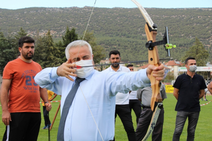 Bucak’ta çocuklardan ok atma etkinliğine büyük ilgi