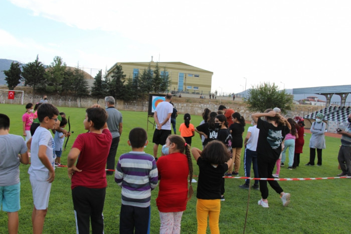 Bucak’ta çocuklardan ok atma etkinliğine büyük ilgi