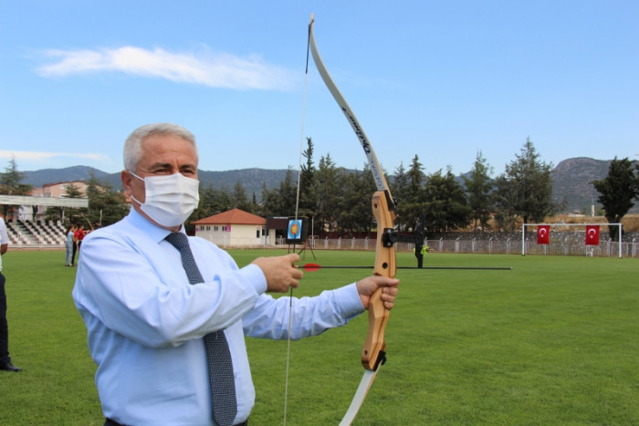 Bucak’ta çocuklardan ok atma etkinliğine büyük ilgi