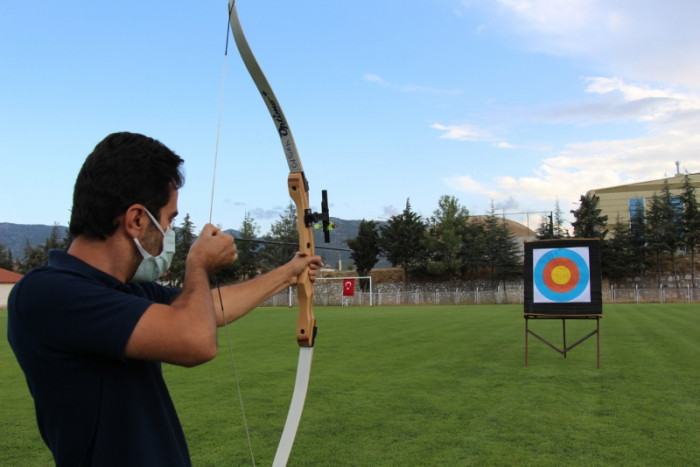 Bucak’ta çocuklardan ok atma etkinliğine büyük ilgi