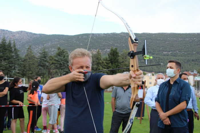 Bucak’ta çocuklardan ok atma etkinliğine büyük ilgi