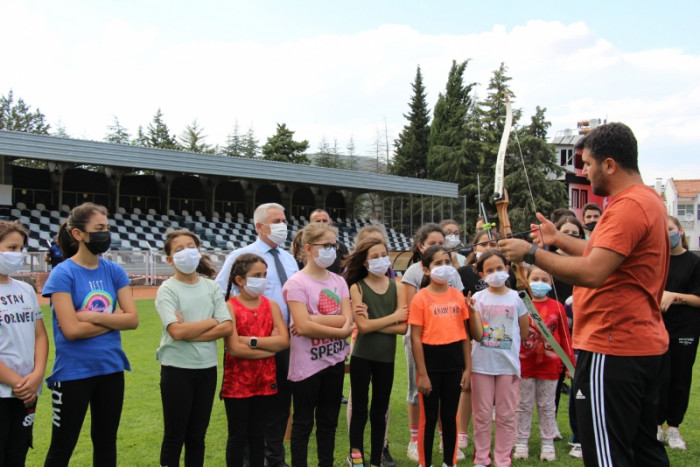 Bucak’ta çocuklardan ok atma etkinliğine büyük ilgi