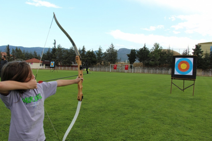 Bucak’ta çocuklardan ok atma etkinliğine büyük ilgi