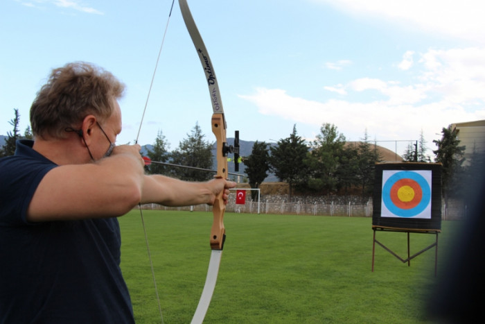 Bucak’ta çocuklardan ok atma etkinliğine büyük ilgi