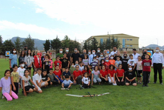 Bucak’ta çocuklardan ok atma etkinliğine büyük ilgi