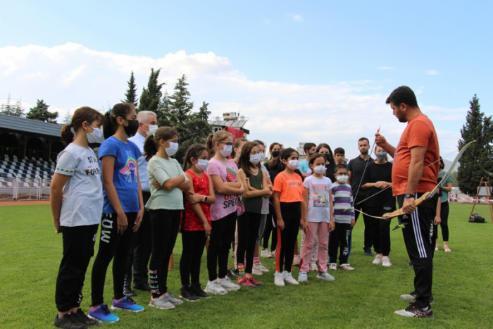 Bucak’ta çocuklardan ok atma etkinliğine büyük ilgi