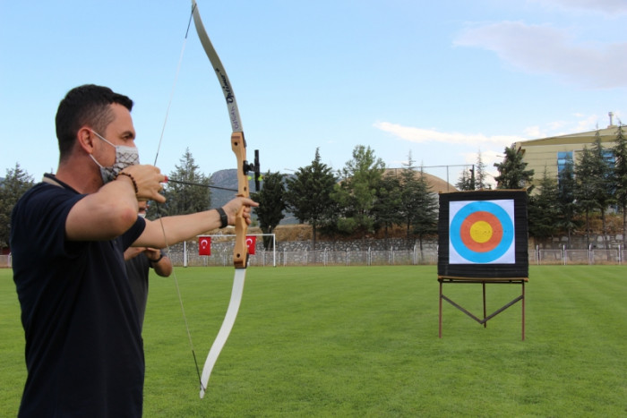 Bucak’ta çocuklardan ok atma etkinliğine büyük ilgi