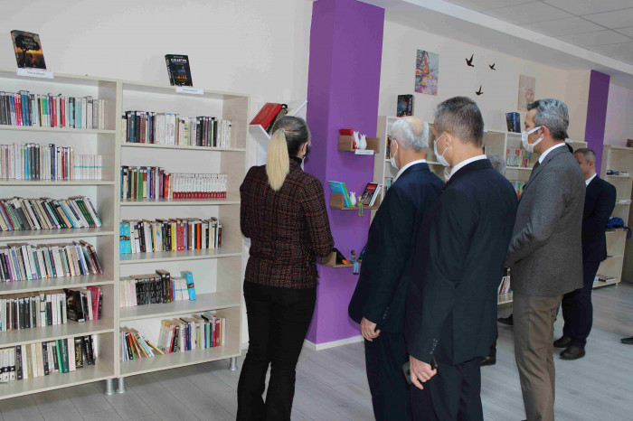 Akdeniz mesleki ve teknik anadolu lisesi'nde  Kütüphane ve ingilizce sosyal alanı açıldı