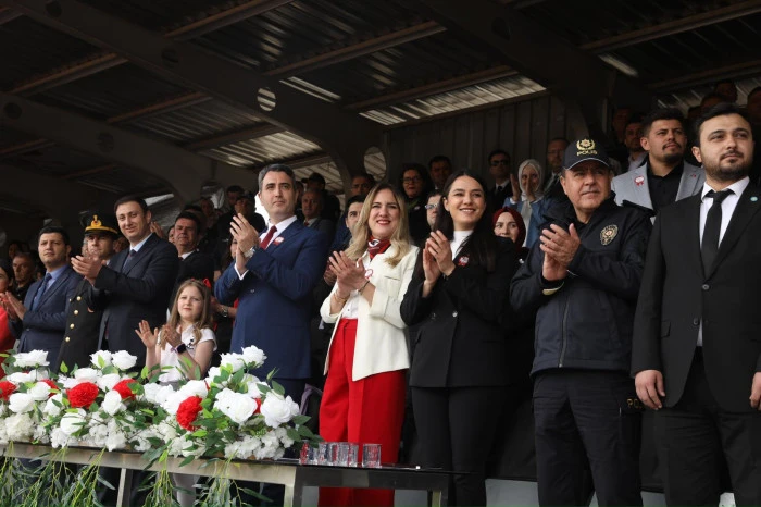 Bucak&rsquo;ta 23 Nisan coşkusu stadyumu doldurdu