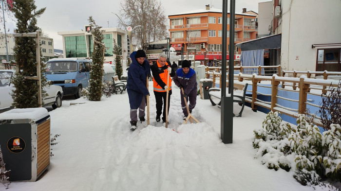Belediye Başkanı Ünal, İşçiler İle Birlikte Kar Kürüdü
