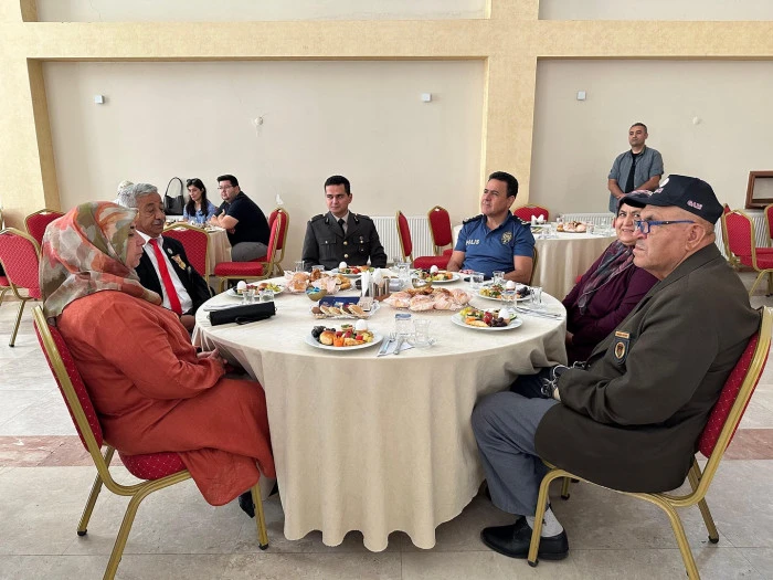 Bucak’ta Gaziler Kahvaltıda Bir Araya Geldi 