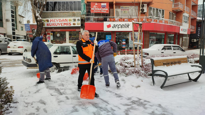 Belediye Başkanı Ünal, İşçiler İle Birlikte Kar Kürüdü