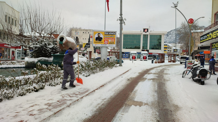Belediye Başkanı Ünal, İşçiler İle Birlikte Kar Kürüdü