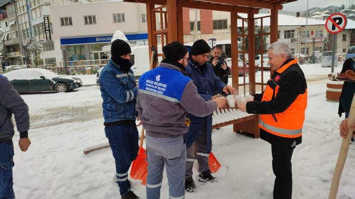Belediye Başkanı Ünal, İşçiler İle Birlikte Kar Kürüdü