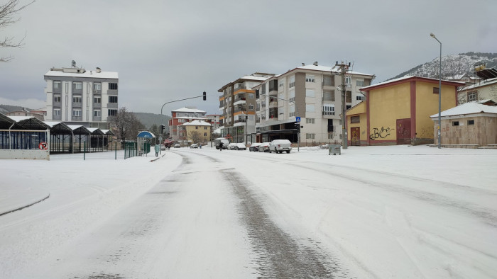 Belediye Başkanı Ünal, İşçiler İle Birlikte Kar Kürüdü