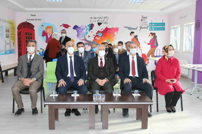 Akdeniz mesleki ve teknik anadolu lisesi'nde  Kütüphane ve ingilizce sosyal alanı açıldı