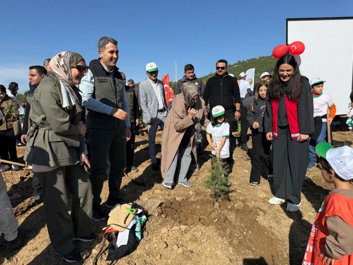 Bucak’ta yüzlerce fidan toprakla buluştu