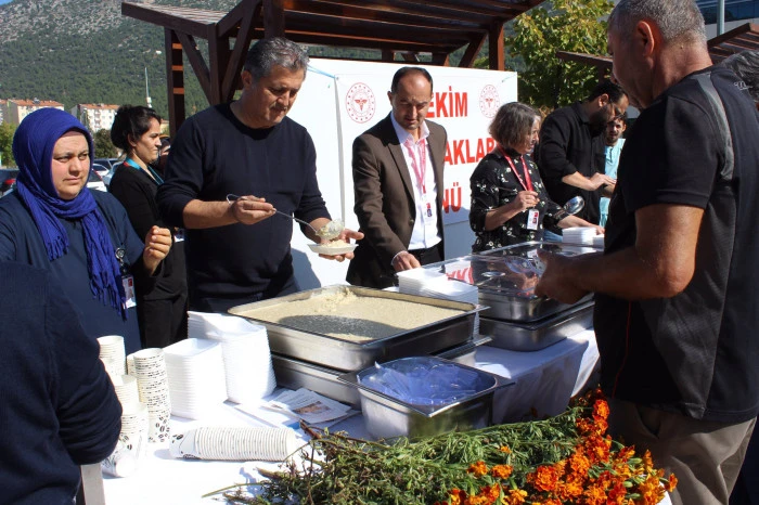 Bucak Kaymakamı Kurca, “Dünya Hasta Hakları Günü”nde hasta ve yakınlarına keşkek dağıttı 