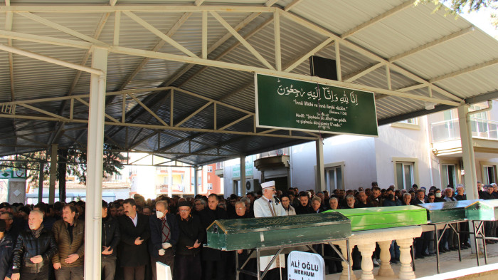 SURİYE'DE GÖREVLİ DOKTOR, DEPREMDE  ÖLEN EŞİ VE 3 ÇOCUĞUNU TOPRAĞA VERDİ