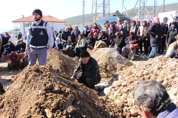 DEPREMDE KAYBETTİĞİ 3 OĞLUNUN YANINA,  ENKAZDAN ÇIKARILAN POLİS EŞİNİ DE TOPRAĞA VERDİ