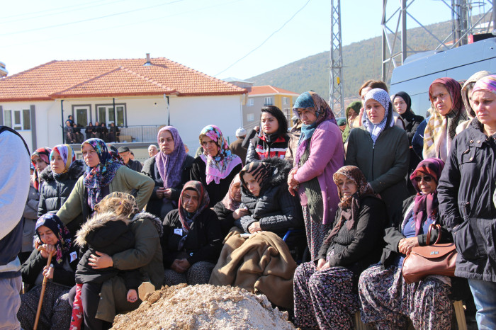 DEPREMDE KAYBETTİĞİ 3 OĞLUNUN YANINA,  ENKAZDAN ÇIKARILAN POLİS EŞİNİ DE TOPRAĞA VERDİ