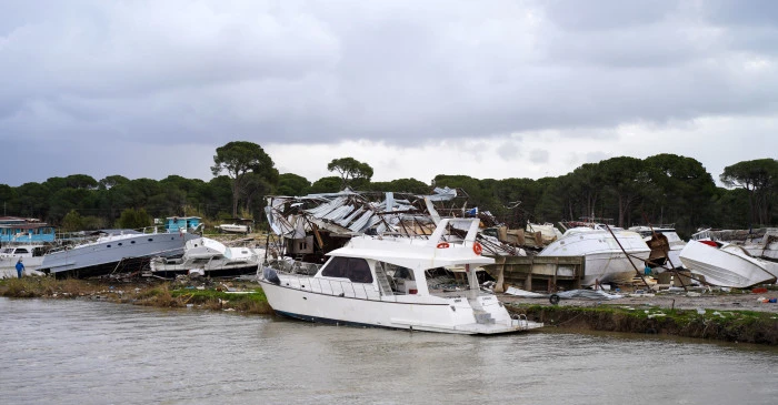 Antalya'da peş peşe hortumlar; seralar yıkıldı, &ccedil;atılar u&ccedil;tu