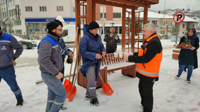 Belediye Başkanı Ünal, İşçiler İle Birlikte Kar Kürüdü