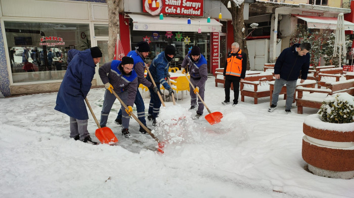 Belediye Başkanı Ünal, İşçiler İle Birlikte Kar Kürüdü