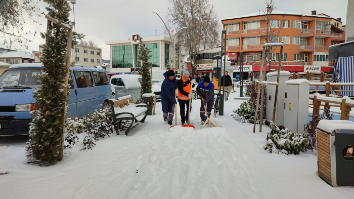 Belediye Başkanı Ünal, İşçiler İle Birlikte Kar Kürüdü