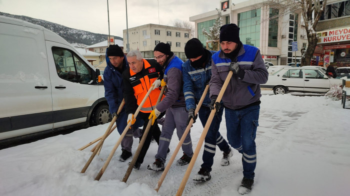 Belediye Başkanı Ünal, İşçiler İle Birlikte Kar Kürüdü