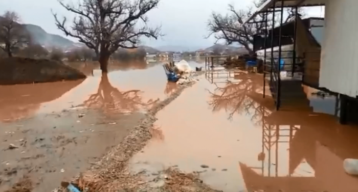 Bucak'ta dere suyu taştı, evler su altında kaldı