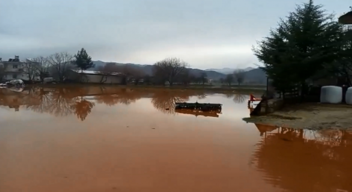 Bucak'ta dere suyu taştı, evler su altında kaldı